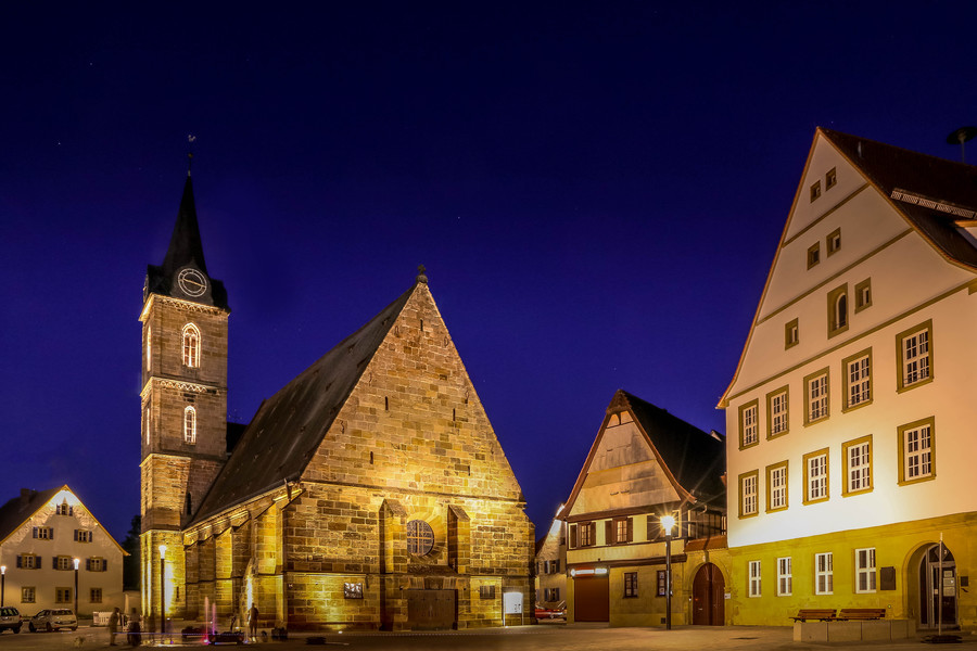 Hallstadter Marktplatz leuchtet in neuem Licht