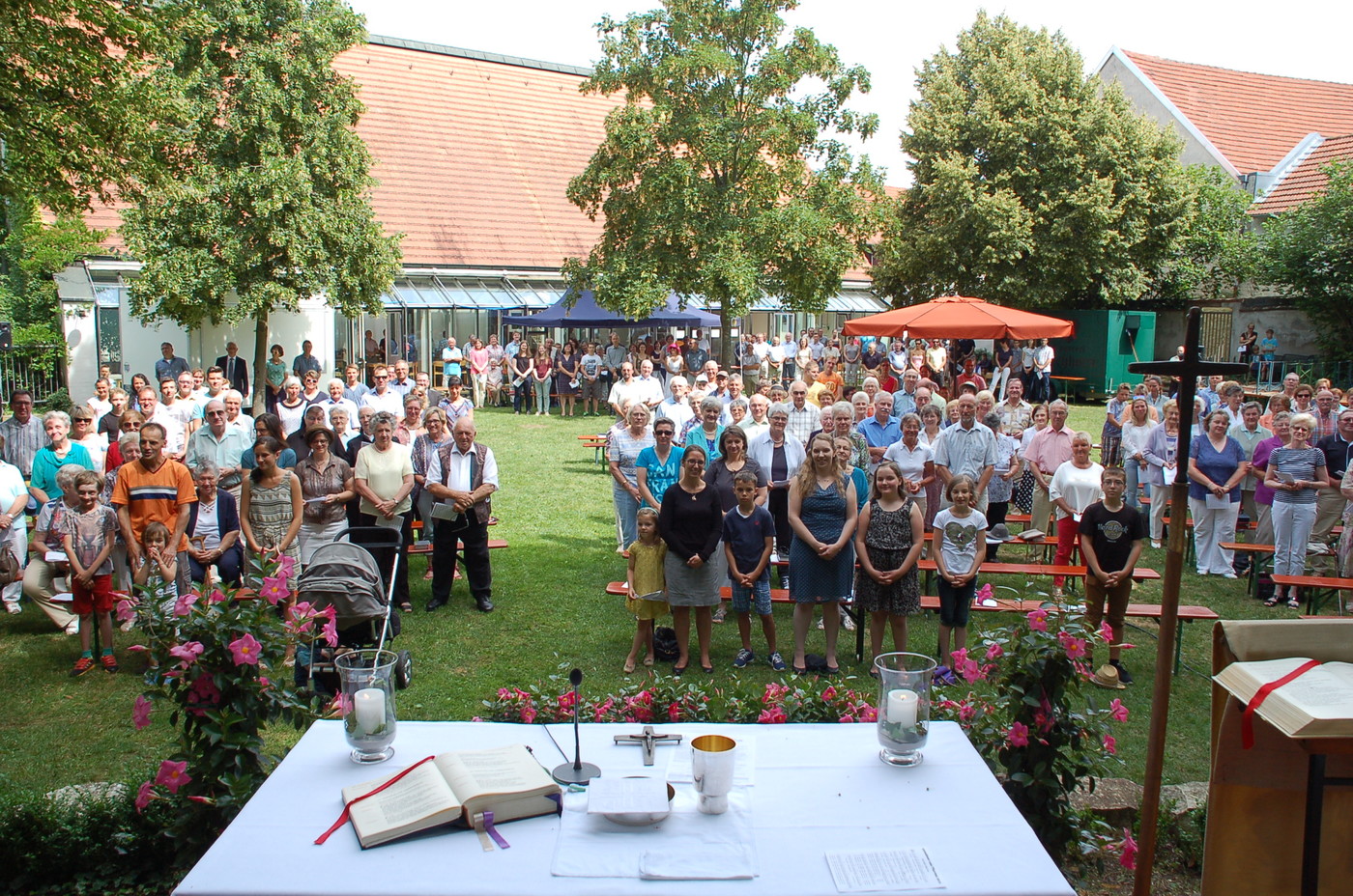 Gottesdienst im Pfarrgarten