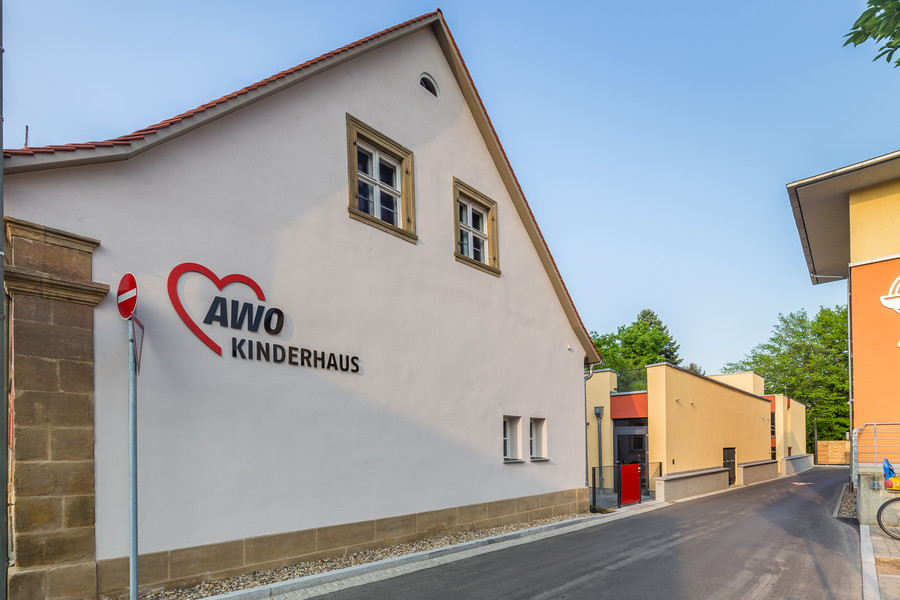 Fahrbahnschwellen vor dem AWO-Kinderhaus